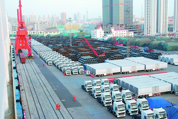 The HOWO-A7 heavy duty trucks, manufactured by China National Heavy Duty Truck Group Co Ltd, at the Tianjin Port before being shipped to Angola. (Photo provided to China Daily)