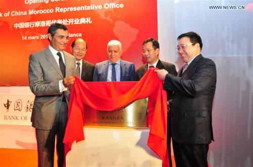 Bank of China (BOC) President Chen Siqing (1st R), Chinese Ambassador to Morocco Sun Shuzhong (2nd R) and Abderrahim Bouazza (C), president of Moroccan Bank of Al-Maghrib, attend the BOC Morocco Representative Office unveiling ceremony in Casablanca, Morocco, March 14, 2016. Bank of China (BOC) has launched its representative office in Casablanca, the largest city of Morocco, on Monday, which is seen as a key link to upgrade service in Africa. (Xinhua/Cai Shihao)