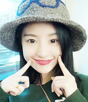 Zhao Daxi, nearly 300,000 followers on Sina Weibo. She setup a store on Taobao when she was still at college. By interacting with her fans and choosing the most popular designs for mass production. She tasted success. She used the sales proceeds to setup a small clothes factory woth 100 empolyees by the time she graduated in 2013. (Photo provided to China Daily