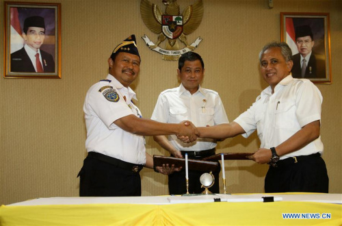  (from L to R) Director General of Railways of Indonesia's Trasporation Ministry Herman Dwiatmoko, Indonesian Minister of Transportation Ignasius Jonan and Hanggoro Budi Wiryawan, president director of PT Kereta Cepat Indonesia-China (KCIC), pose during the signing ceremony in Jakarta, Indonesia, March 16, 2016. (Xinhua/Agung Pambudhy) 