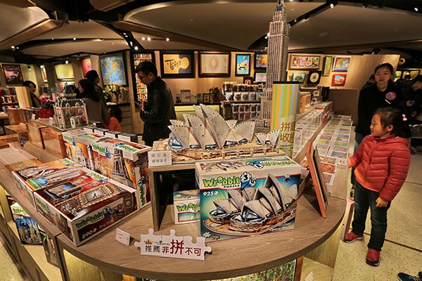 People flocked Eslite's first bookstore on the Chinese mainland on its opening day in Suzhou, Jiangsu province, at the end of 2015. (Photo/China Daily)