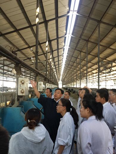 Li Shengli teaches students attending a training course actual practices at a farm base in Beijing's Shunyi district. (Photo provided to chinadaily.com.cn)