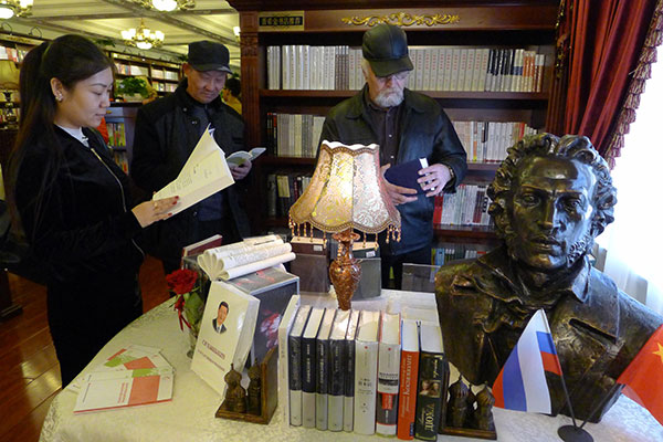 Readers select books at Pushkin Bookstore in Heihe, Heilongjiang province, with a bust of writer Aleksandr Pushkin, in 2015. (Photo: China Daily/Wu Song)