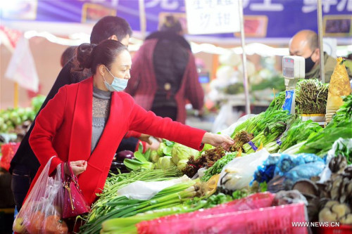 Residents purchase vegetables at a supermarket in Shijiazhuang, capital of north China's Hebei Province, March 9, 2016. (Photo: Xinhua/Zhu Xudong)