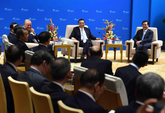 Chinese Premier Li Keqiang(2nd R) holds a dialogue with entrepreneurs attending Boao Forum for Asia (BFA) in Boao, south China's Hainan Province, March 24, 2016. (Photo: Xinhua/Rao Aimin)
