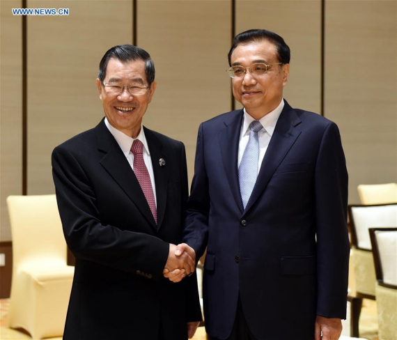 Chinese Premier Li Keqiang (R) shakes hands with Vincent Siew, honorary chairman of the Taiwan-based Cross-Straits Common Market Foundation in Boao, south China's Hainan Province, March 24, 2016. (Photo: Xinhua/Rao Aimin)