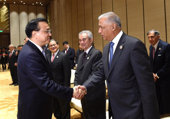 Chinese Premier Li Keqiang (L) meets with members of the Boao Forum for Asia (BFA) board of directors in Boao, south China's Hainan Province, March 24, 2016. (Photo: Xinhua/Rao Aimin)