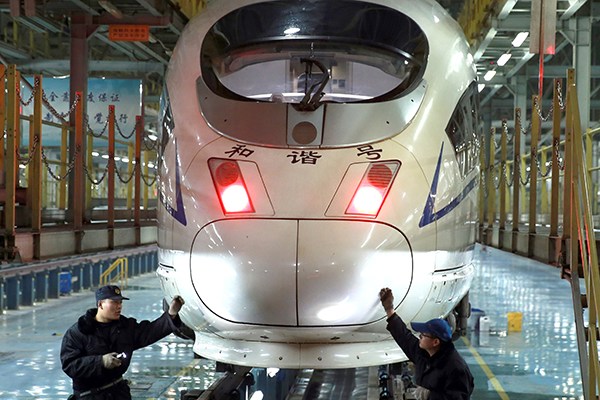 Technicians examine a nearly finished bullet train at a factory of CRRC Qingdao Sifang Co Ltd in Qingdao, Shandong province. CSR Sifang America JV, a CRRC subsidiary, clinched a $1.3-billion deal from the Chicago Transit Authority this month to supply up to 846 metro vehicles to the Midwestern city. (Photo provided to China Daily)