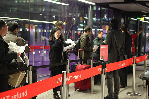 Chinese tourists stand in a queue to get VAT refund at London Heathrow Airport Terminal 3. (Photo/China Daily)