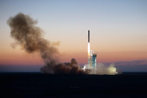 A Long March 2-D rocket carrying the Dark Matter Particle Explorer Satellite blasts off at the Jiuquan Satellite Launch Center in Jiuquan, Northwest China's Gansu province, Dec 17, 2015.(Photo/Xinhua)