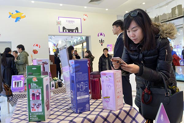 A customer buys imported goods at the Tmall cross-border O2O experience center at the China (Tianjin) Pilot Free Trade Zone. The center, covering 600 square meters, offers thousands of imported commodities.(Photo/Xinhua)