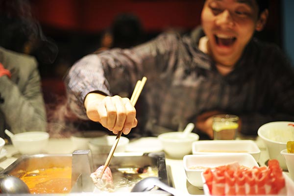 A customer dines at a Haidilao restaurant in Beijing. MAI TIAN / FOR CHINA DAILY