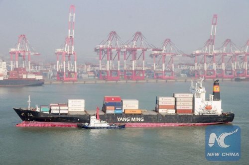 A cargo ship docks at the port of Qingdao, east China's Shandong Province, Jan. 20, 2014. (Xinhua)