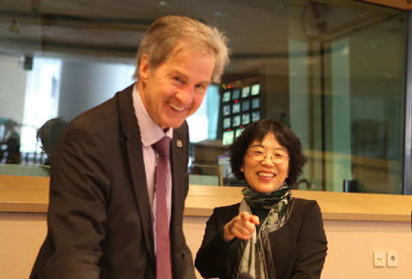 Chinese Ambassador to European Union Yang Yanyi(R) has said that China's 13th Five-year Program will help boost Beijing-Brussels relations when giving a speech on the program at the European Parliament on Thursday in Brussels. Yang is poseing with Jo Leinen, European Parliament's Chairman of Delegation for Relations with China. (Photo by Fu Jing/chinadaily.com.cn)