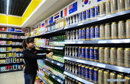 A shop assistant settles articles at a purchase center of imported goods in Shijiazhuang, capital of north China's Hebei Province, April 8, 2016.  (Xinhua/Wang Xiao)