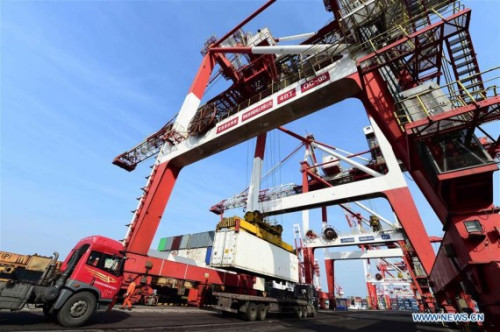 Cranes work at Weihai harbour in east China's Shandong Province, Dec. 19, 2015. (Photo: Xinhua/Guo Xulei)