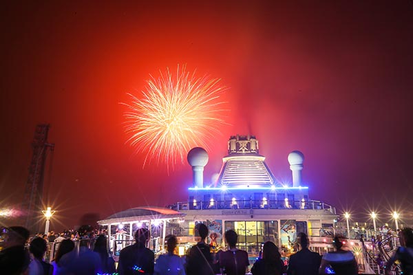 Tourists enjoy fireworks while traveling on Royal Caribbean's cruise liner, Quantum of the Seas. (Photo provided to China Daily)