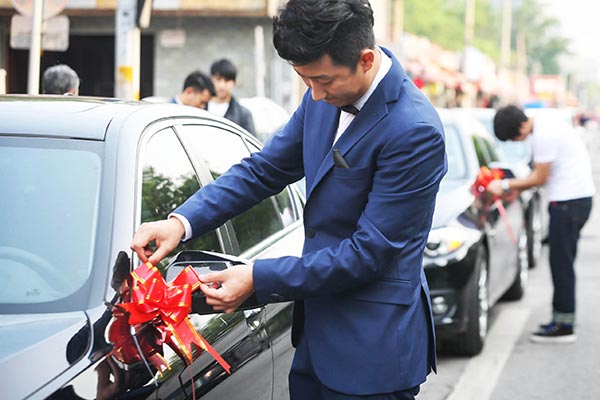 A fleet of cars of UCAR Technology Inc, China's third-largest car-hailing company, is being prepared for a wedding in Beijing.(Provided to China Daily)