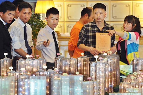 Residents in Hangzhou, capital of Zhejiang province, visit a model of a commercial property project.WU YUANFENG / FOR CHINA DAILY