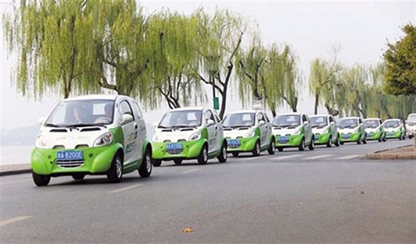 Clean-fuel cars, such as those pictured, can now move freely around West Lake.(Photo/Shanghai Daily)