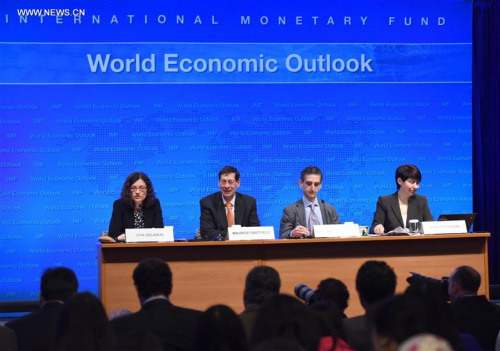 Maurice Obstfeld (2nd L), chief economist at the International Monetary Fund (IMF), attends the Press Briefing on World Economic Outlook at the IMF headquarters in Washington D.C., the United States, April 12, 2016. (Xinhua/Yin Bogu)