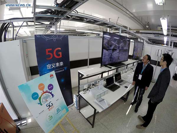 Staff members work at the 5G Innovation Lab in the China Academy of Telecommunication Research in Beijing, capital of China, Jan 7, 2016. (Photo/Xinhua)