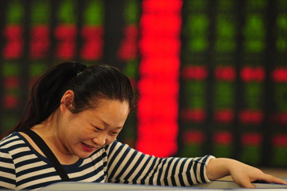 An investor at a securities company in Fuyang, Anhui province. Investors have had a joyful month in March as the benchmark Shanghai Composite Index gained 12 percent.(Photo provided to China Daily)