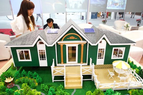 A potential property buyer checks out a housing design at a recent property expo.(Provided to China Daily)