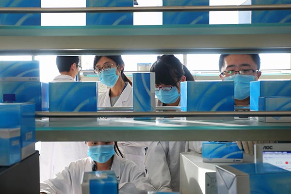 CapitalBio Corp's technicians at work in a laboratory in Beijing. DAI BIN / FOR CHINA DAILY