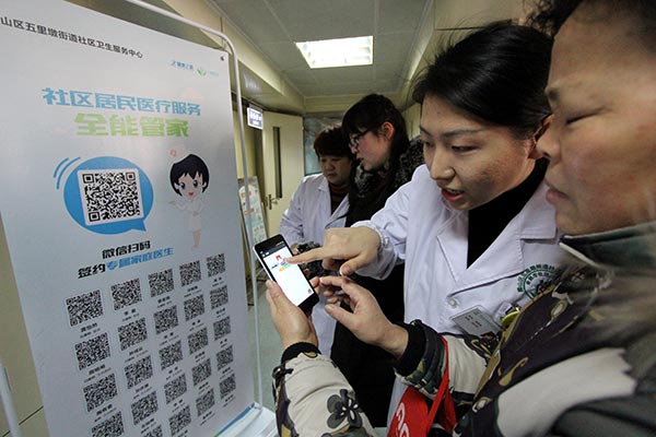 Medical authorities in Hefei, capital of Anhui province, launch an interactive medical service on the WeChat platform at a local community. The new service will help local residents make appointments or consultations with doctors on their smartphones. CHEN SANHU / FOR CHINA DAILY