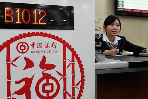 An employee of the Bank of China at the bank's outlet in Nanjing, capital of Jiangsu province.(Provided to China Daily)