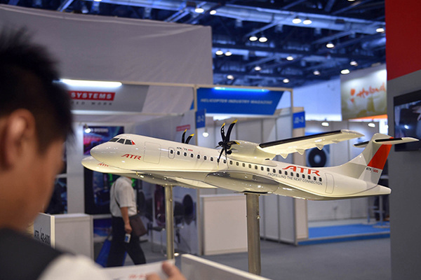 A visitor studies a model of airplane manufactured by ATR at the ongoing 16th edition of Beijing International Aviation Expo in Beijing, the capital of China on Sept 16, 2015. (Photo/Chinanews.com)
