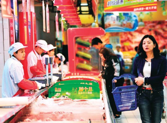 A supermarket in Nanjing, Jiangsu province. In the fast-moving consumer goods sector, buyers are shopping less in large format stores, and more in convenience stores. (Photo: Chian Daily/Qu Xing)