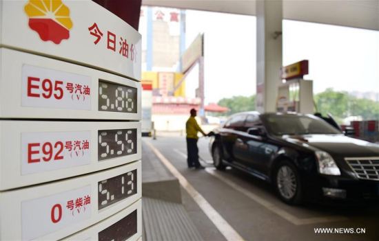 A staff member refuels a car at a gas station in Shijiazhuang, north China's Hebei Province, April 26, 2016. China will raise the retail price of gasoline and diesel on Wednesday, the first rise this year, the National Development and Reform Commission (NDRC) announced on Tuesday. The retail price of gasoline and diesel will rise by 165 yuan (25.4 U.S. dollars) and 160 yuan per tonne, respectively. (Xinhua/Wang Xiao)