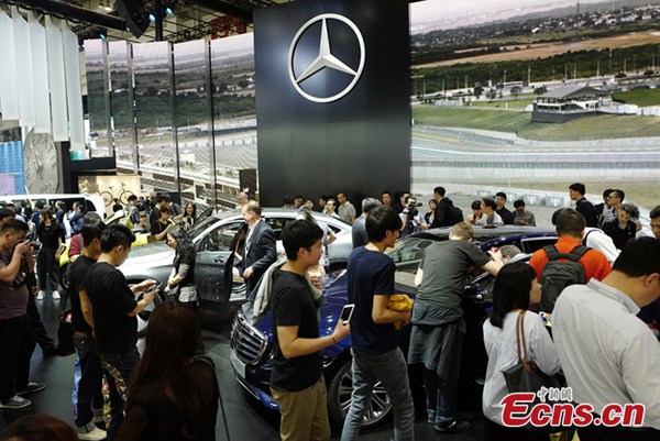 People gather at the 14th Beijing International Automotive Exhibition (Auto China 2016) in Beijing on April 25, 2016. (Photo: China News Service/Hou Yu) 