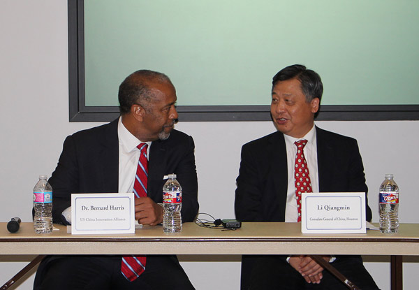 Chinese Consul General Li Qiangmin talks with Bernard Harris, president of the US China Innovation Alliance, at a news conference in Houston on Wednesday. MAY ZHOU / CHINA DAILY