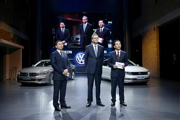 Jochem Heizmann (center), member of the board of management of Volkswagen Aktiengesellschaft as well as president and CEO of Volkswagen Group China; Chen Xianzhang (left), member of the board of directors and president of SAIC Volkswagen Automotive Co Ltd; and Zhang Pijie, member of the board of directors and president of FAW-Volkswagen Automotive Co Ltd, present the automaker's strategies on the eve of the Beijing auto show.Provided to China Daily