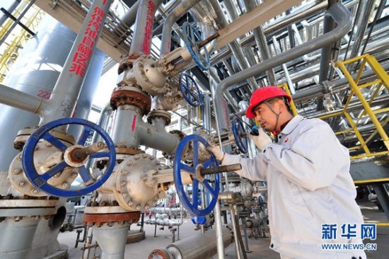 PetroChina, the country's leading oil and gas producer, posted profit losses for the first quarter on Thursday, citing plummeting international oil prices. (Xinhuanet file photo)
