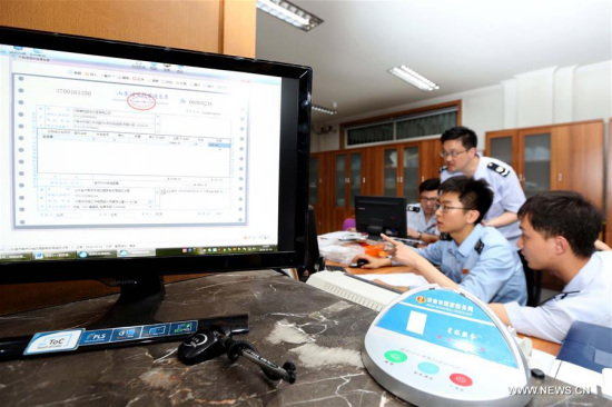 Tax officials prepare a value-added tax (VAT) invoice at the tax service hall of a district national tax department in Jinan, capital of east China's Shandong Province, May 1, 2016. (Photo: Xinhua/Guo Xulei) 