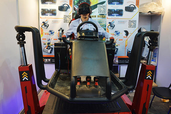 A man tries out a VR (virtual reality) game at the 119th China Import and Export Fair, or the Canton Fair, in Guangzhou, capital of south China's Guangdong province, April 15, 2016. (Photo provided to China Daily)