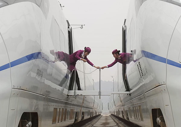 Crew members at a regional division of CRC in Chengdu, capital of Sichuan province, take part in a rescue exercise. (Wang Zhengwei/China Daily)