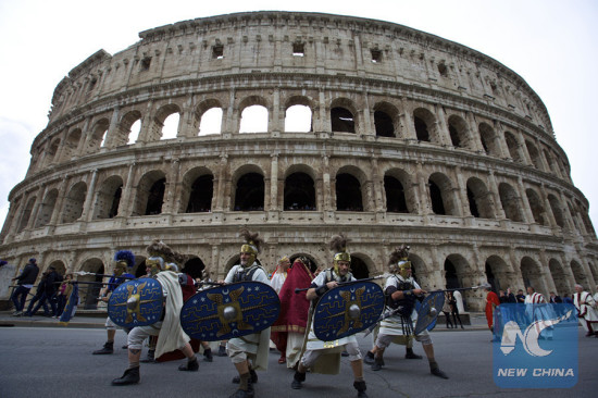 Performers take part in the parade at the Colosseum in Rome, capital of Italy, April 24, 2016. (Xinhua/Jin Yu)