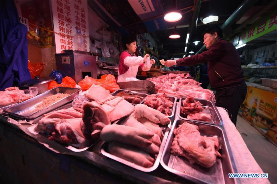 A citizen buys pork at a market in Changchun, capital of northeast China's Jilin Province, May 10, 2016. (Photo: Xinhua/Zhang Nan)