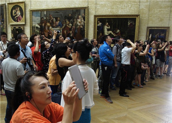 Chinese visitors at the Louvre Museum in Paris.(JIANG DONG/CHINA DAILY)