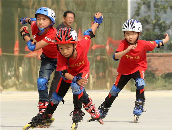 Boys at a roller skating contest in Lixin county, Anhui province. Roller skating is a popular after-school recreational activity across the country.(HU WEIGUO/CHINA DAILY)