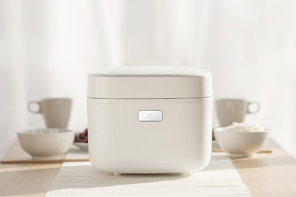 A Mijia rice cooker, made by an ecosystem company of Chinese tech company Xiaomi, is pictured in a kitchen. The smartphone-controlled induction heating pressure rice cooker is priced above most Chinese-made ones, at 999 yuan. (Photo provided to chinadaily.com.cn)