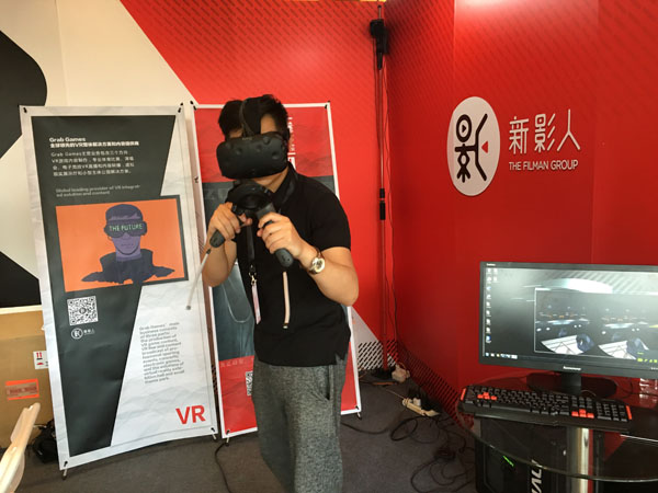 A visitor experiences VR game produced by Grab Games through VR head-mounted display HTC VIVE.(Photo provided to chinadaily.com.cn)