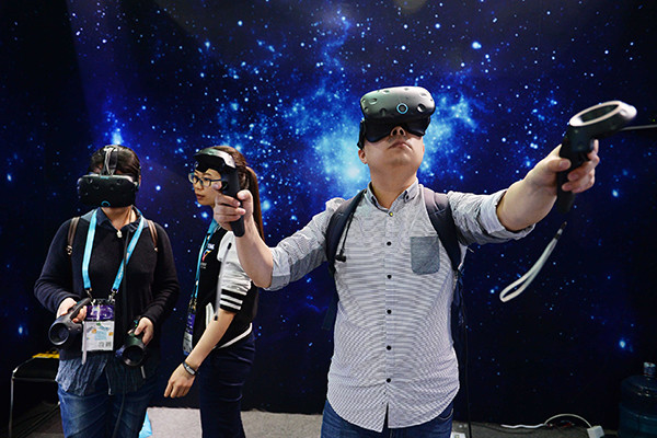 A visitor plays VR games at the three-day Consumer Electronics Show Asia 2016 in Shanghai, which ends on Friday. The event showcases the latest VR products including headsets, glasses and accompanying content displayers.(Photo provided to China Daily)