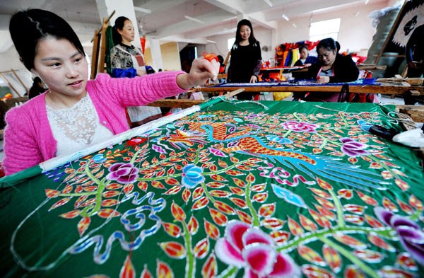 Lyu Yajun works on an embroidery product to be shipped to Taiwan in Fenglingtou, a township in Shangrao county, Jiangxi province, in March. ZHUO ZHONGWEI/ FOR CHINA DAILY