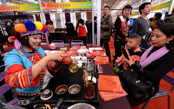 An exhibitor from Taiwan makes tea for visitors during a cross-Straits expo in Wuyishan, Fujian province. Zhang Guojun / Xinhua